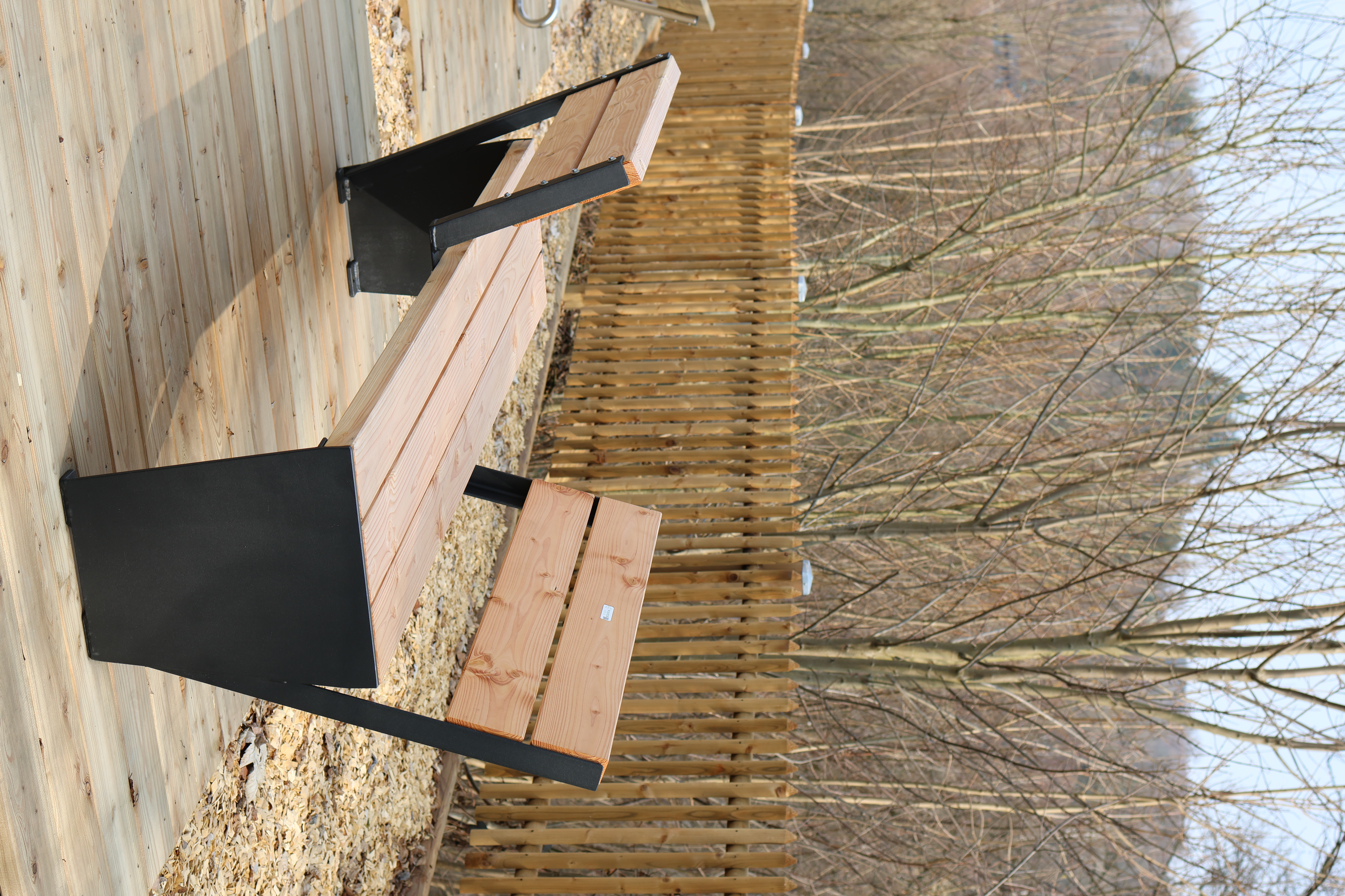 Sitzgruppe EDGE DUO BANK pulverbeschichtet mit wechselseitiger Rückenlehne