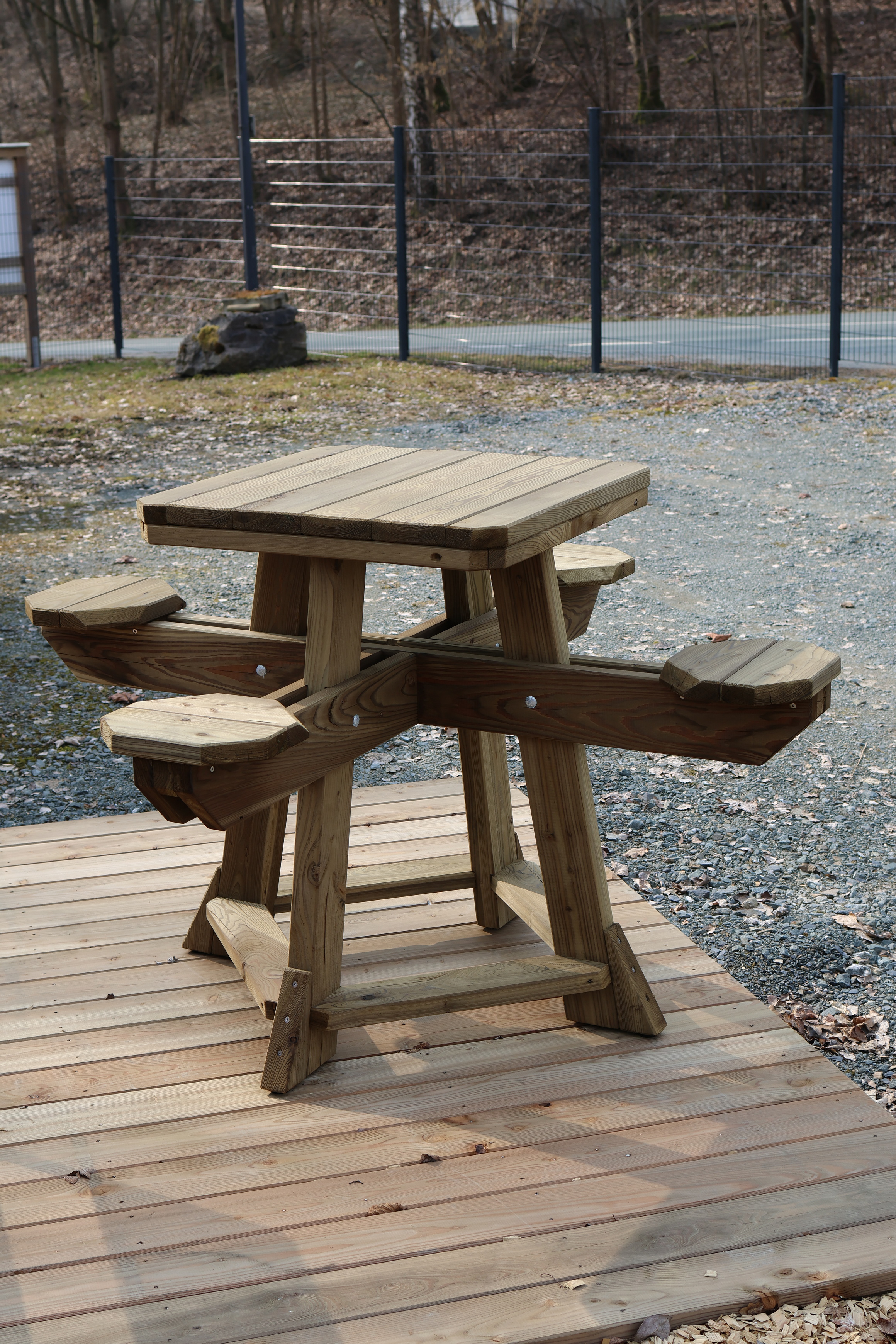 Stehtisch mit Sitzen