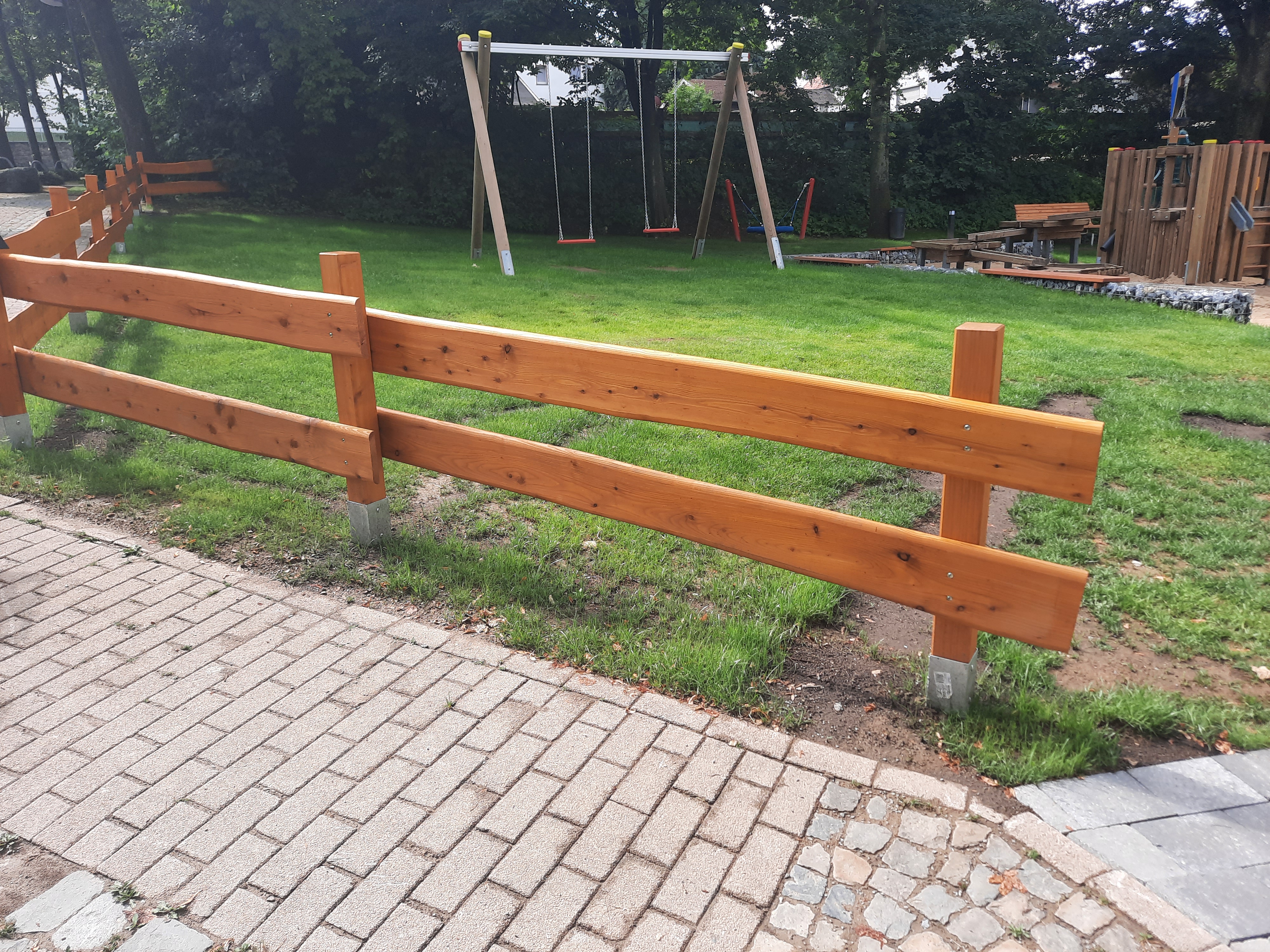 Lärchenbohlenzaun 3.00 m lang hell imprägniert