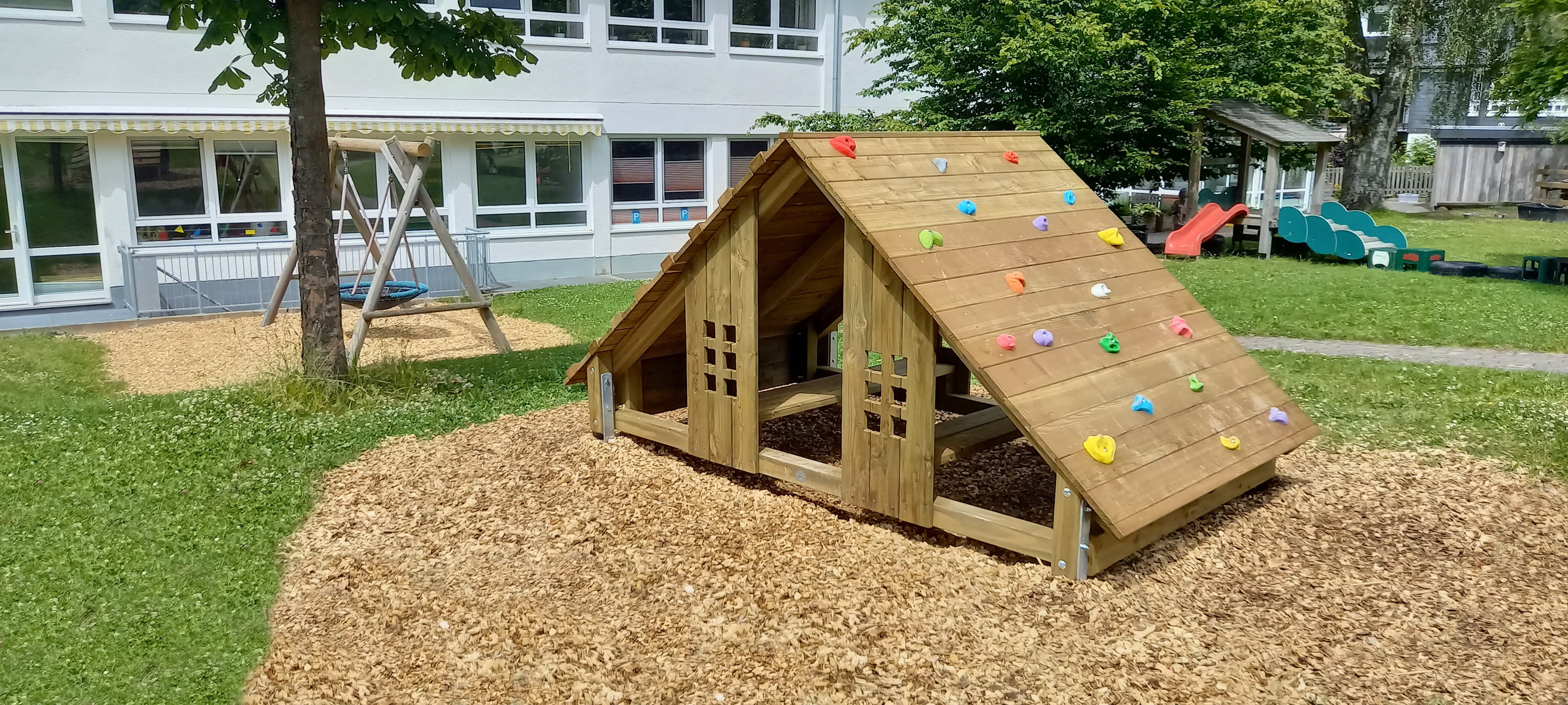 Kletterspielhaus 1 Dachseite mit Climbingriffen